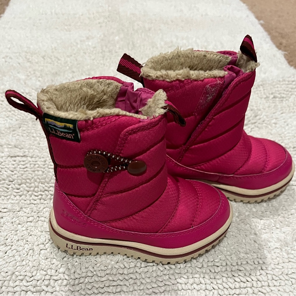 Toddler size 6 Ultralight winter boots by LL Bean. Like new condition!